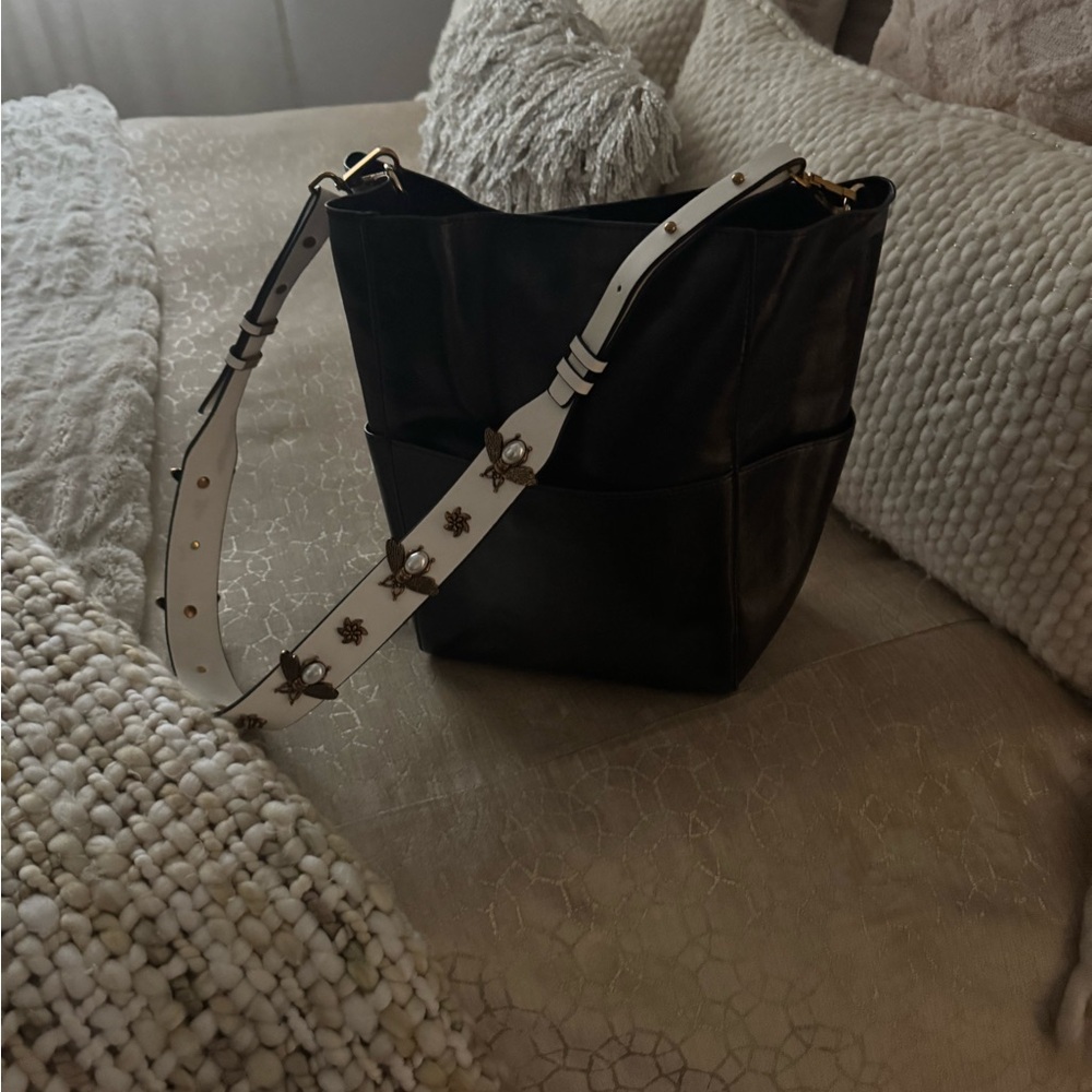 Chic Bucket Bag with Bumblebee Strap - Picture 2 of 10